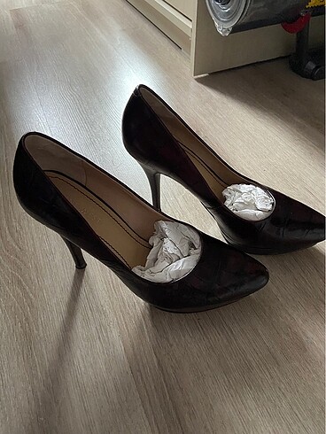 Nine West Koyu kahve krokodil stiletto