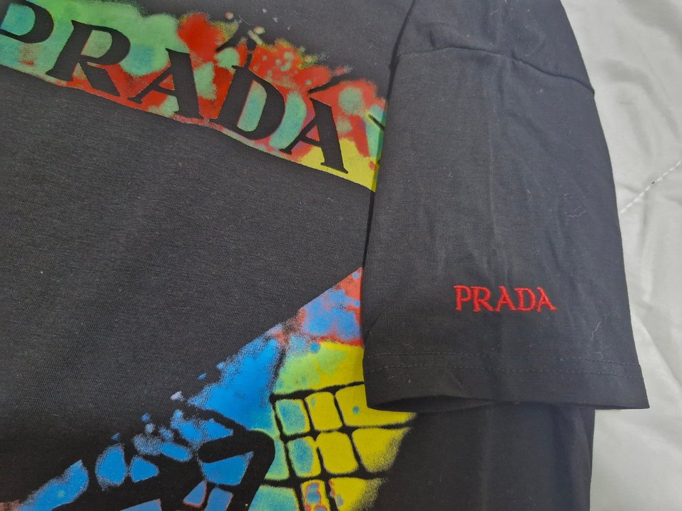 Siyah Baskılı Prada  Tişört - Görsel 2