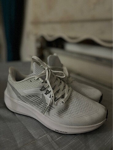 39 Beden beyaz Renk Nike zoom spor ayakkabı