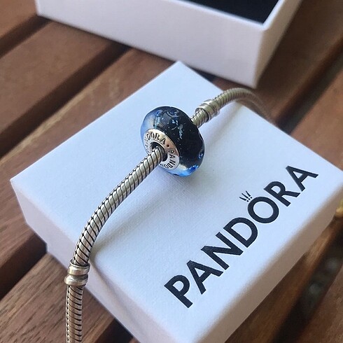 Pandora Mavi murano charm