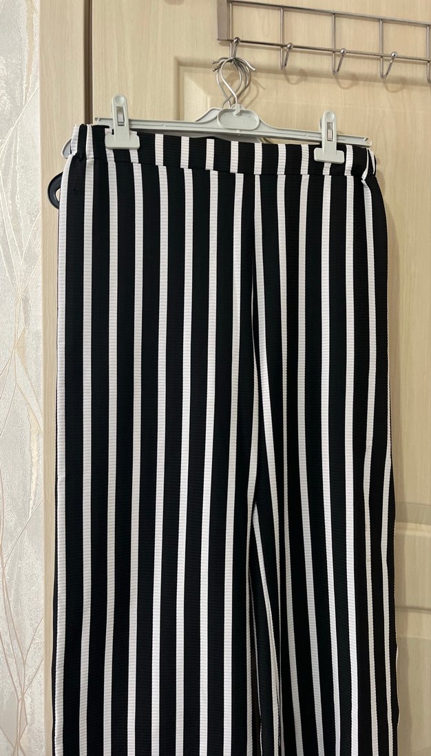 Kadın Siyah Beyaz Çizgili Pilili Kumaş Pantolon - Görsel 3