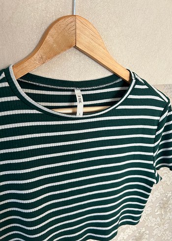 l Beden Kısa Kollu Yeşil Çizgili Crop Top