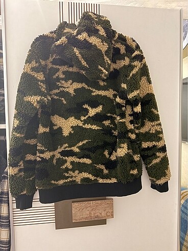 s Beden Asker desenli peluşumsu hırka