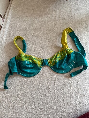 Yeşil-sarı bikini üstü