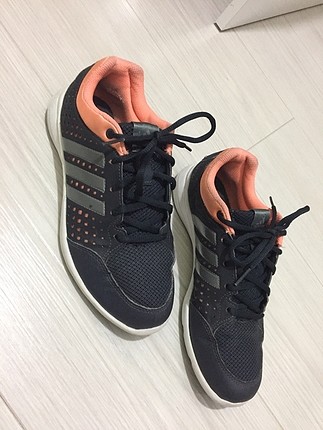 Adidas Az giyildi