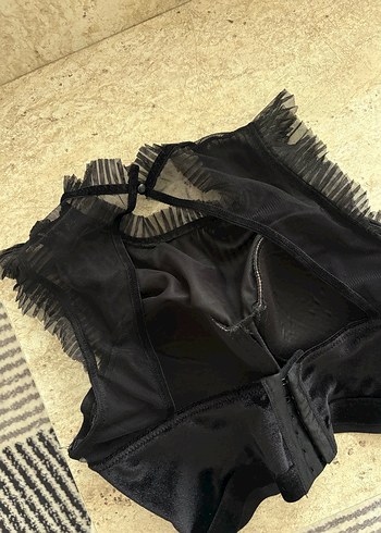 Siyah Gotik Yüksek Yakalı Fırfırlı Büstiyer - Görsel 4