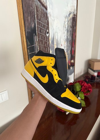 JORDAN 1 MID NEW LOVE