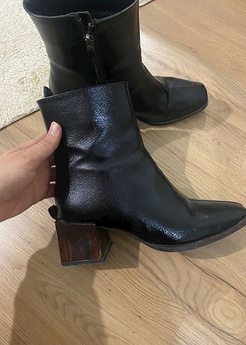 Siyah Deri Topuklu Bot - Görsel 3