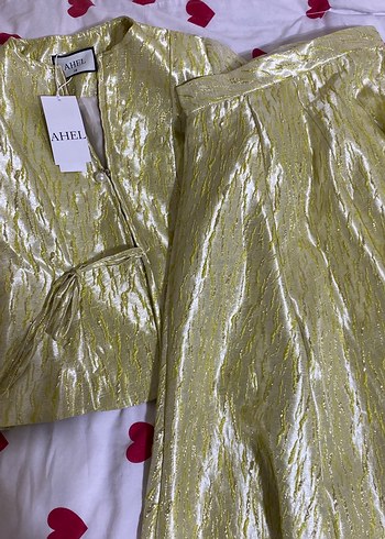 Sarı Parlak Pileli Uzun Etekli Takım - Görsel 3