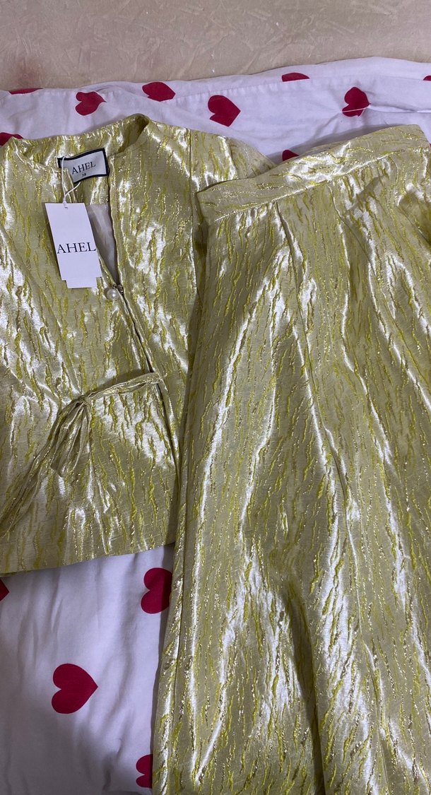 Sarı Parlak Pileli Uzun Etekli Takım - Görsel 3