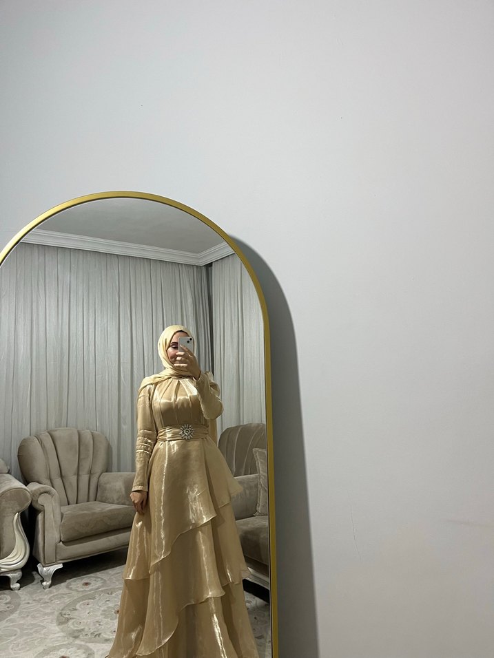 Bej Drapeli Yüksek Yakalı Uzun Kadın Elbise - Görsel 4