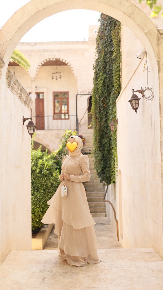 Bej Drapeli Yüksek Yakalı Uzun Kadın Elbise - Görsel 2