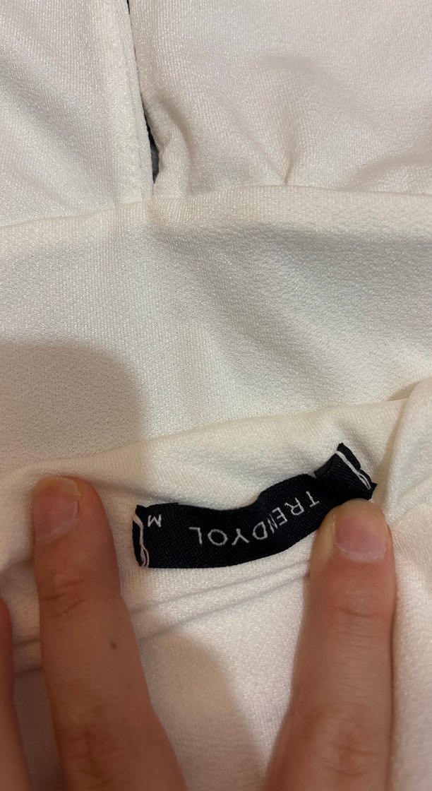 Beyaz V Yaka Kadın Atlet - Görsel 3