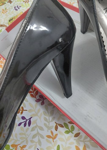 Parlak Siyah Bantlı Kadın Stiletto - Görsel 4