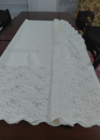 Beden beyaz Renk İşlemeli Beyaz Parlak Masa Örtüsü