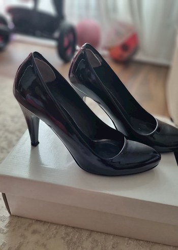 Parlak Siyah Rugan Stiletto Topuklu Kadın Ayakkabı - Görsel 2