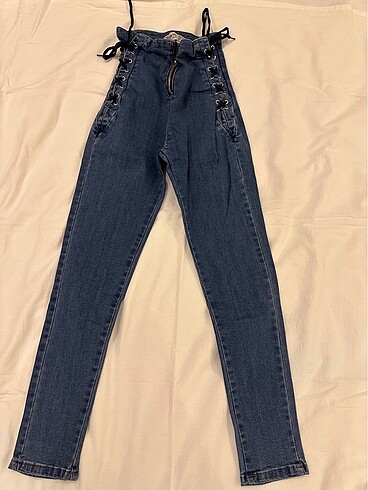 Beli bağcık detay jean