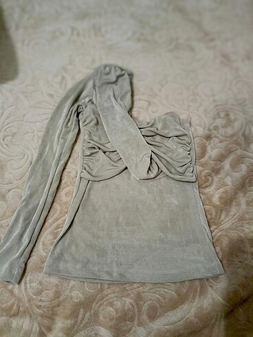 TEK OMUZ DRAPE DETAYLI BLUZ