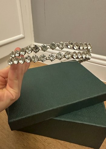 Beyaz Pullu Metal Taç - Görsel 2