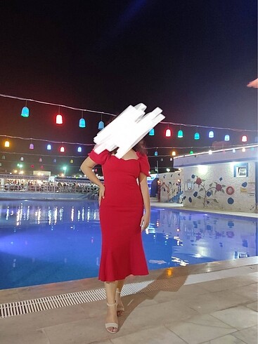 Kırmızı elbise
