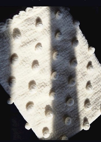 Düğmeli ponponlu Beyaz bebek Hırkası ve battaniye - Görsel 4