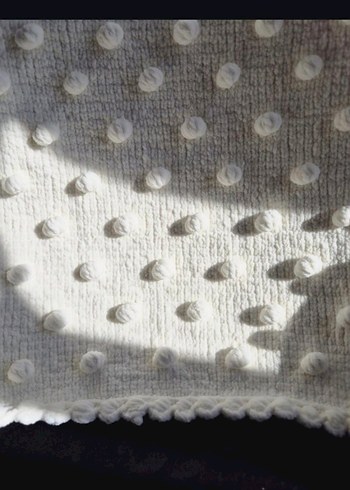 Düğmeli ponponlu Beyaz bebek Hırkası ve battaniye - Görsel 6