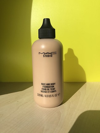 MAC Face and Body Fondoten 120ml