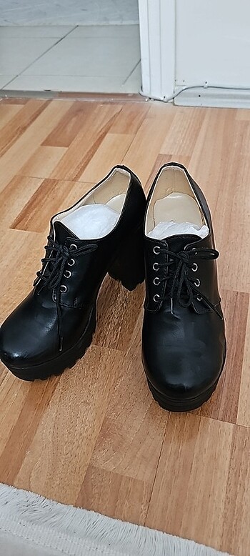 Siyah bağcıklı topuklu ayakkabı - bot