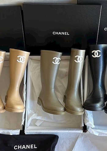 Chanel Logo Detayli Sik Yagmur Cizmesi