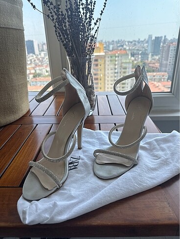 Diğer Şık topuklu Zara sandaletle birlikte satılıyor