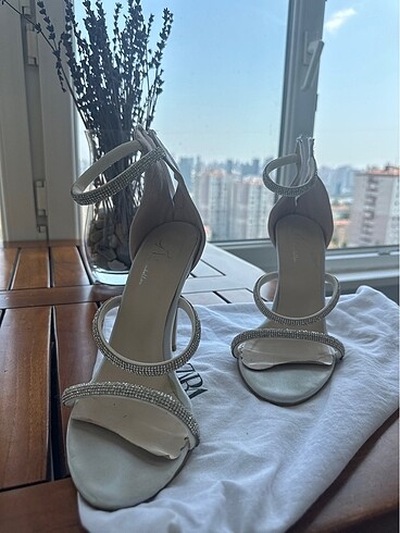39 Beden beyaz Renk Şık topuklu Zara sandaletle birlikte satılıyor