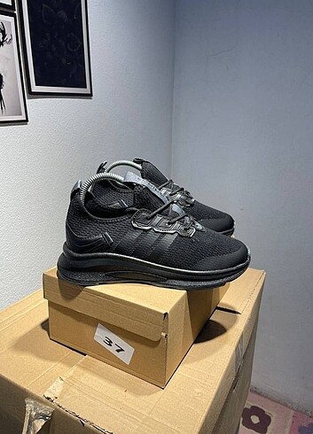 İthal adidas Siyah renk 40 ve 44 kadar 