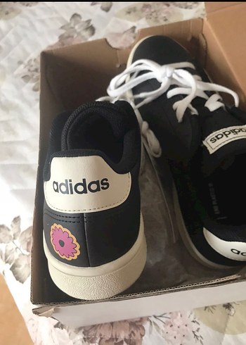 38,5 Beden Adidas Siyah Çiçek Baskılı Spor Ayakkabı