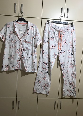 Beyaz Çiçek Desenli Kısa Kollu Kadın Pijama Takımı