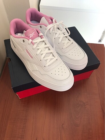 39 Beden Reebok court advantage bold
