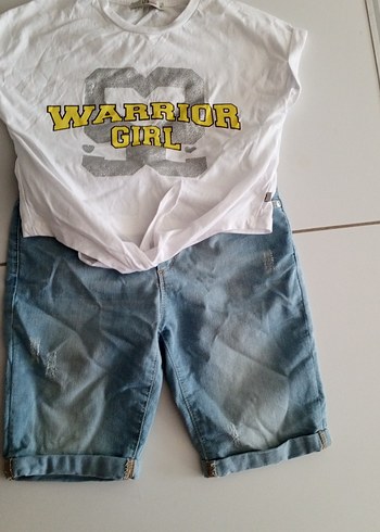 Baskılı Beyaz Tişört ve Kemerli Denim Şort