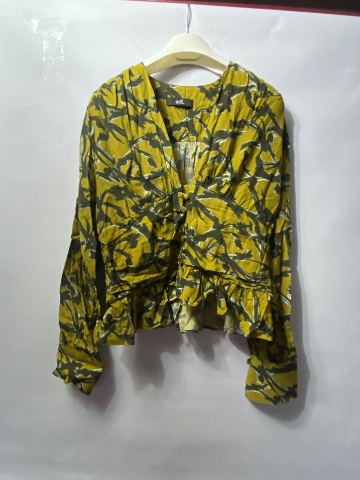 Sarı Kamuflaj Desenli V Yaka Kadın Bluz - Görsel 2