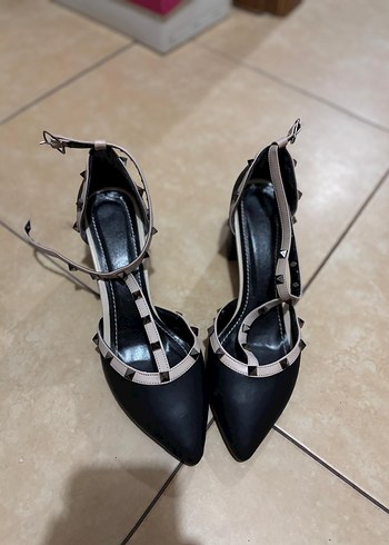 Siyah taş Desenli Tokalı Stiletto