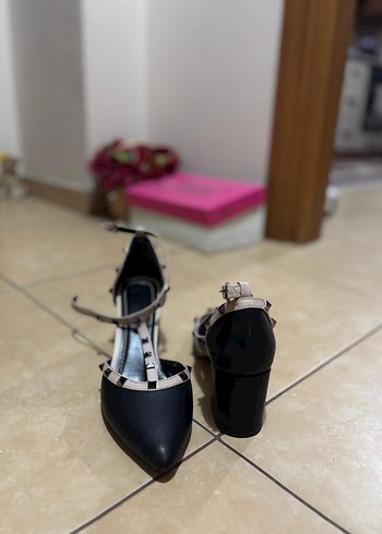 40 Beden Siyah taş Desenli Tokalı Stiletto