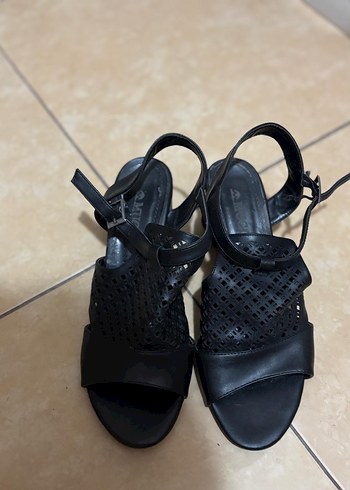 Siyah Minimalist Kadın Dolgu Topuklu Sandalet
