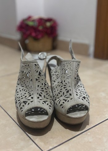 Deichmann Bej Süet Çiçek Desenli Dolgu Topuklu Kadın Ayakkabı