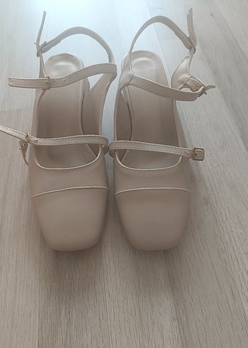 Bej Tokalı İnce Topuk Kadın Ayakkabısı