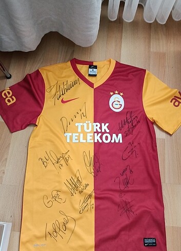 s/m Beden kırmızı Renk İmzalı orjinal Drogba GS forması 