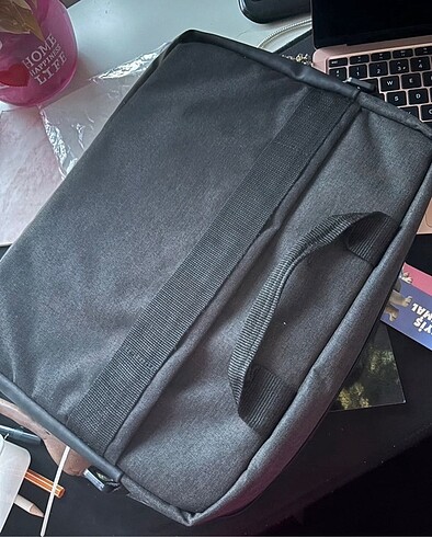 Diğer MacBook çantası