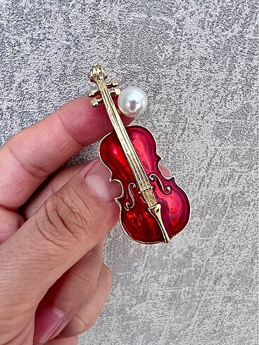 Kırmızı keman broş/pin