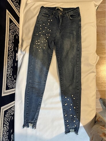 İncili kot pantolon