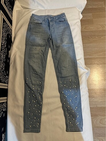 İncili kot pantolon