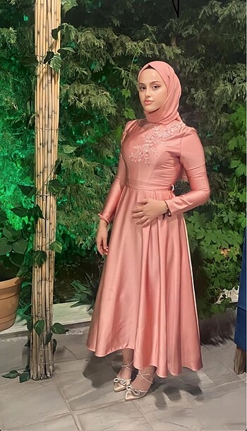 Saten abiye pembe şalıda mevcut