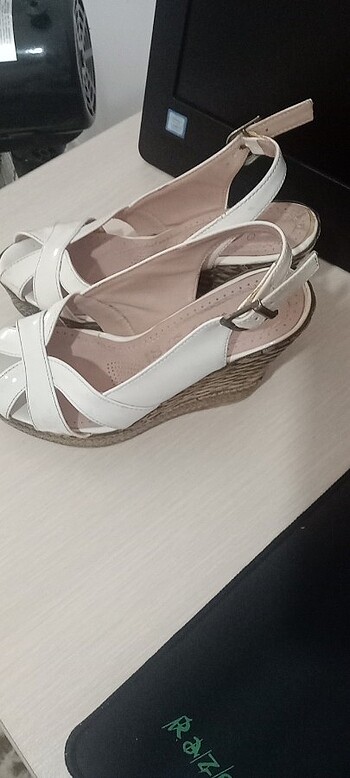 Beyaz dolgu platform şık sağlam bir ayakkabı