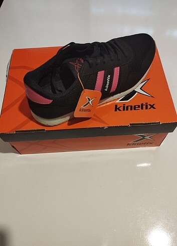 38 Beden Kinetix. Spor ayakkabı.